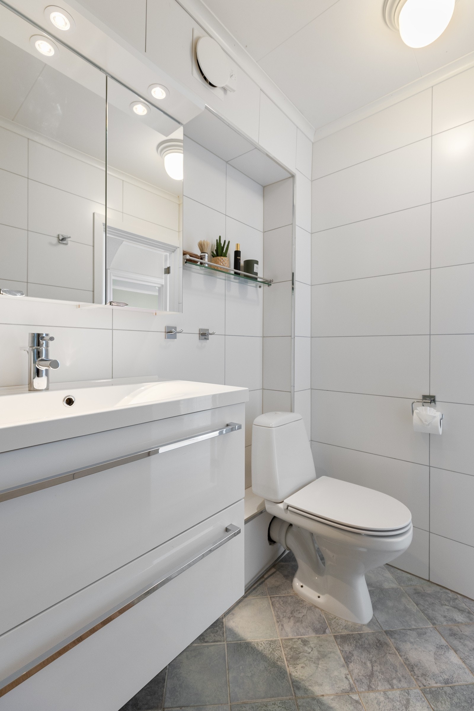 Gulvstående toalett - opplegg for vaskemaskin - gulvvarme Galleribilde