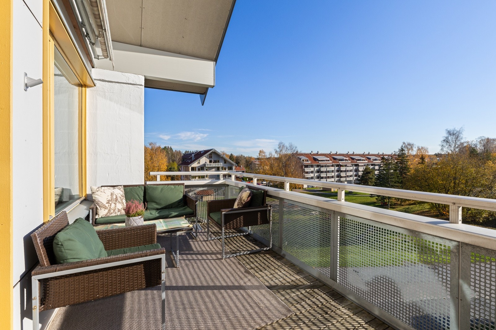 Balkongen måler 10 kvm og er belagt med terrassebord - hyggelig utsyn og topp solforhold Galleribilde