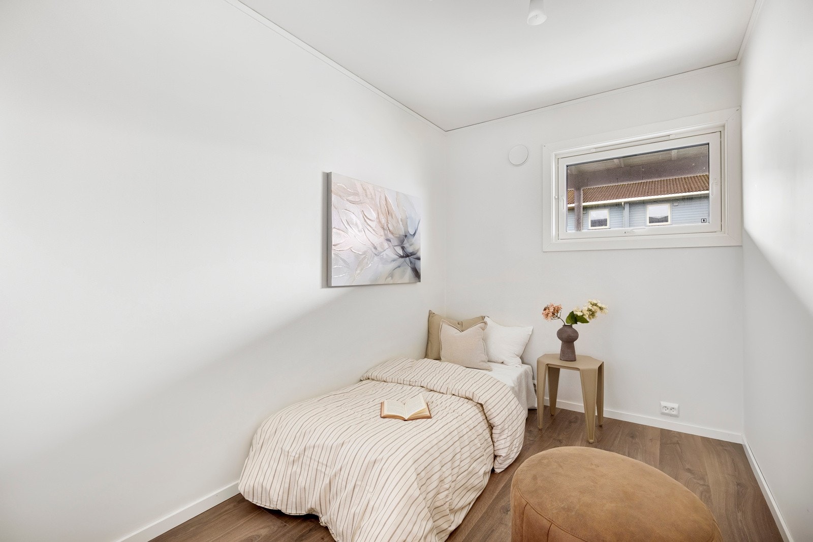 Soverom malt i delikate farger. Galleribilde