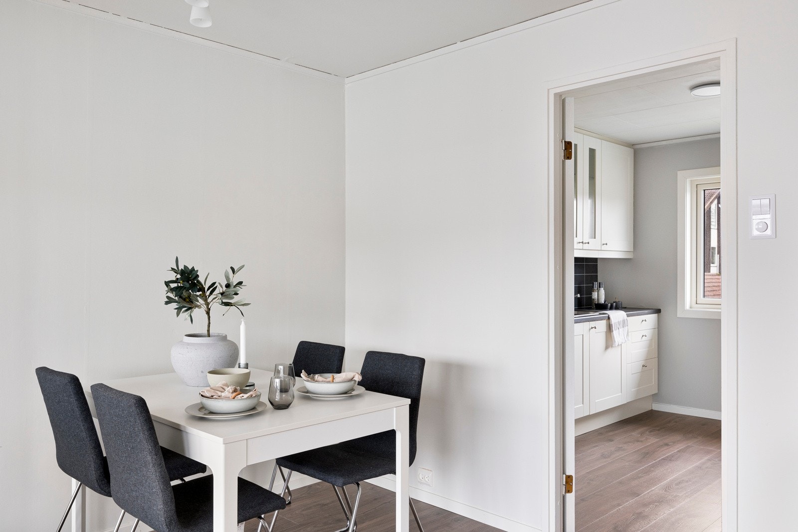 Direkte inngang fra stue til kjøkken. Galleribilde