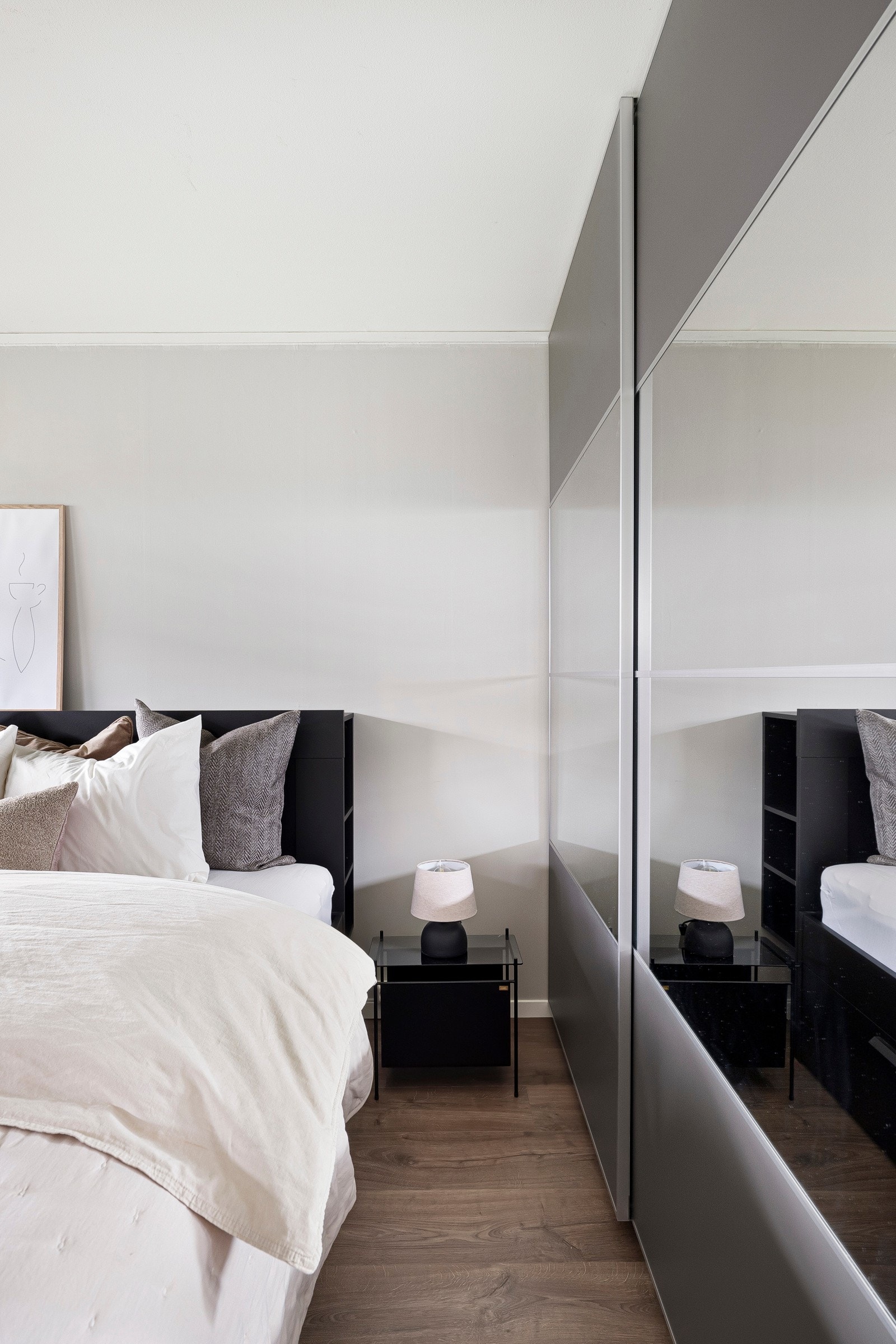 På hovedsoverommet er det en stor garderobeløsning med speil. Galleribilde