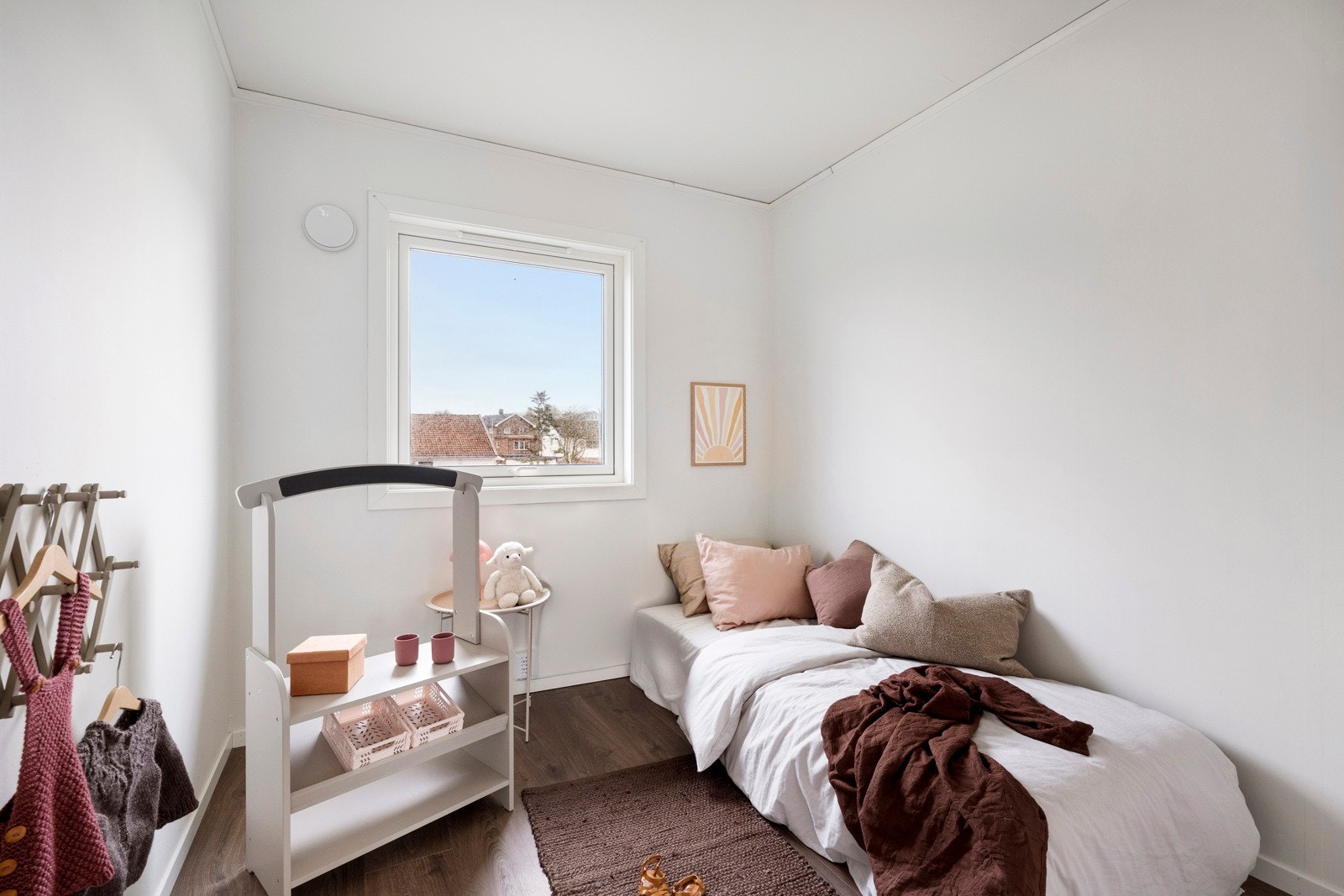 Soverommet i andre etasje er et lunt og innbydende soverom, malt i en behangelig hvitfarge. Galleribilde