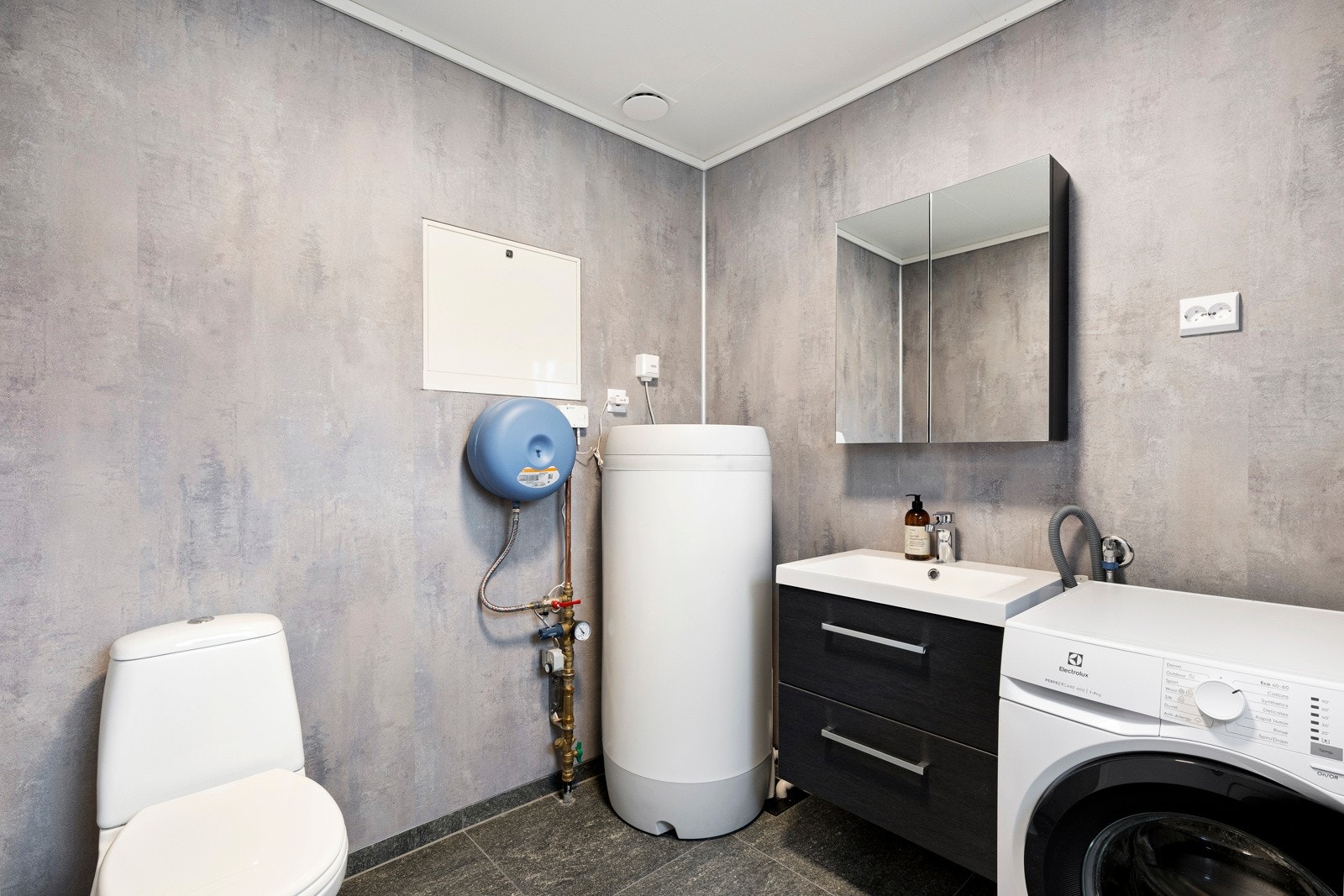 Fra inngangen har man også et praktisk vaskerom/toalett. Galleribilde