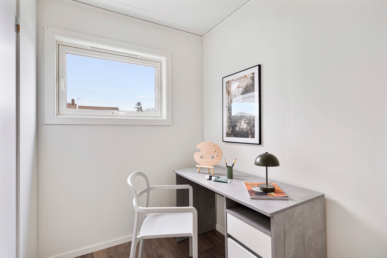 Fra boligens inngang er det et praktisk kontor/hobbyrom. Galleribilde