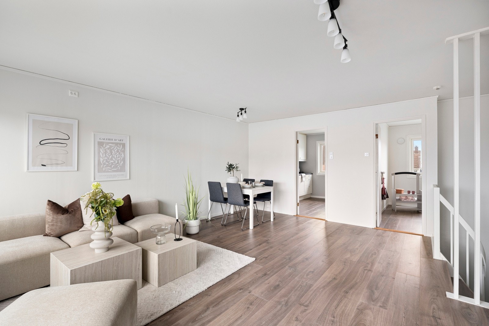 Stuen har gode møbleringsmuligheter for sofa- og spisegrupper. Galleribilde