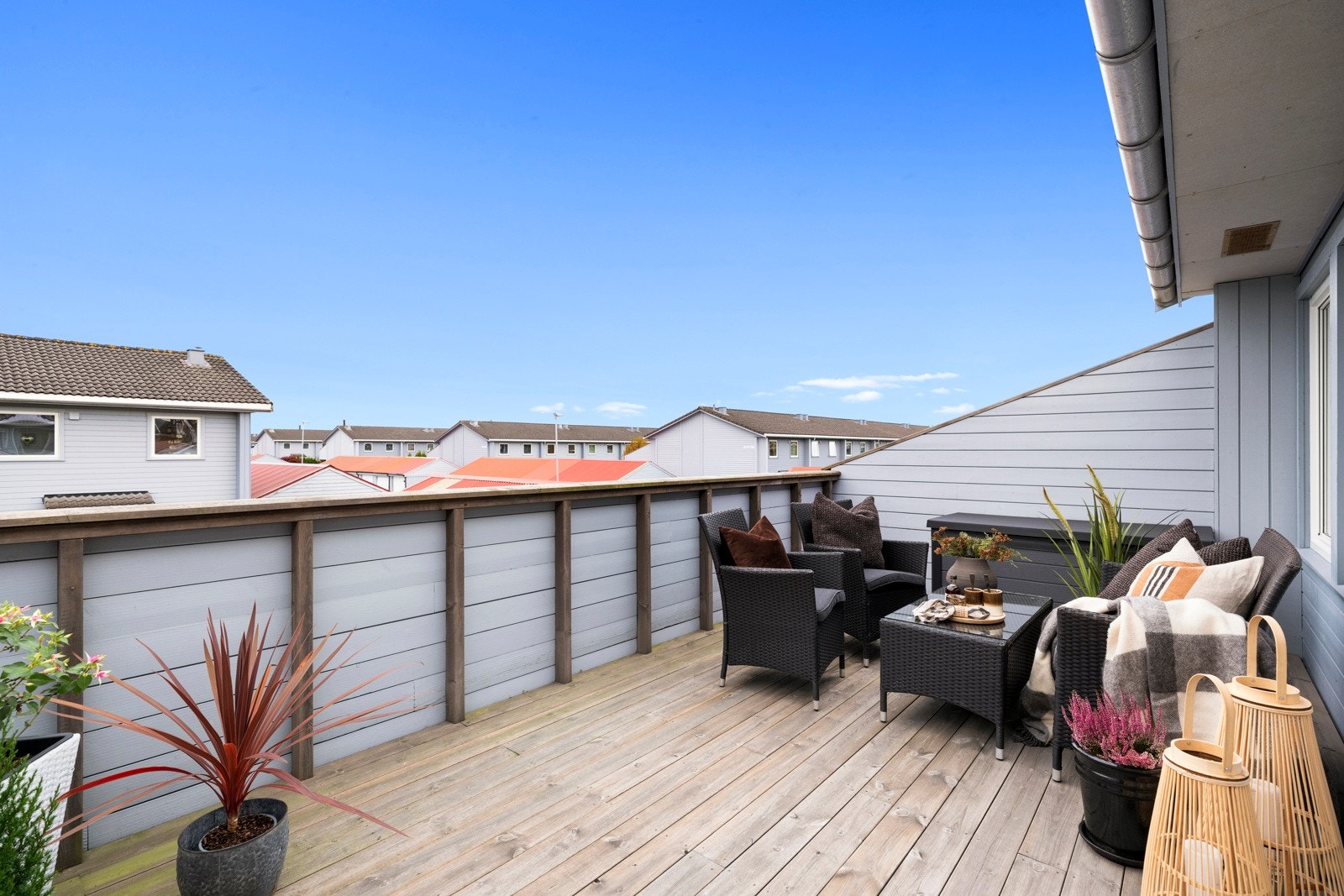 Fra stuen er det direkte utgang til en sør-vestvendt balkong på ca. 16 kvm. Galleribilde