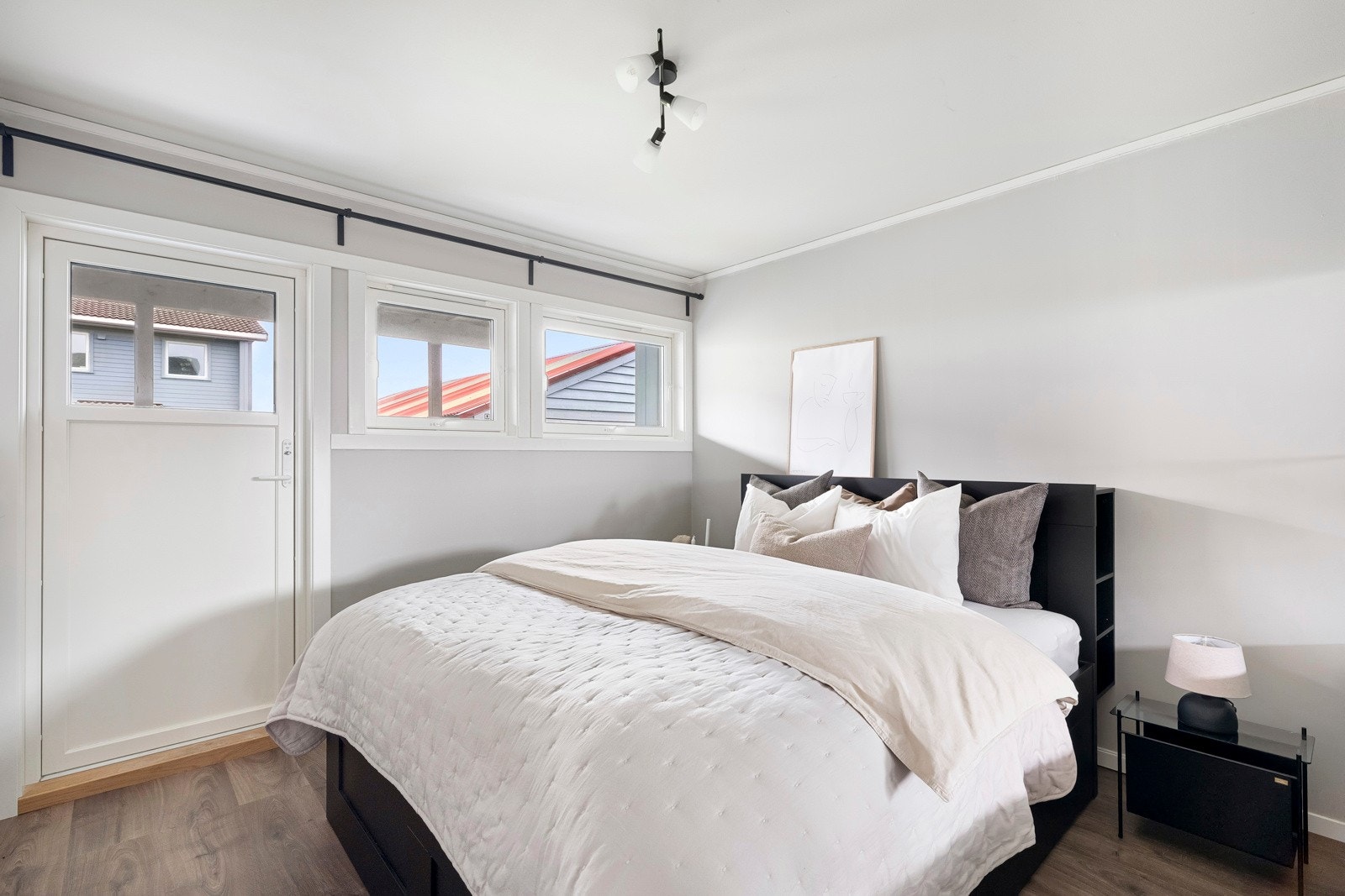 Det er tre pene soverom i rekkehuset, to av de ligger i første etasje. Galleribilde