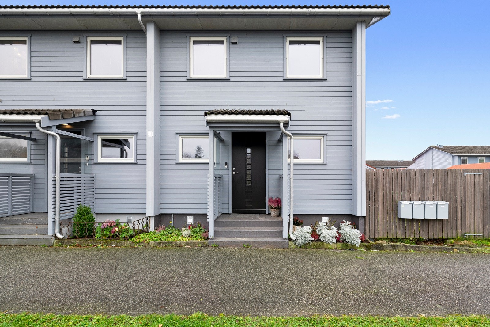 Eiendommen ligger i et etablert og meget familievennlig boligområde på Kvernevik i Stavanger kommune. Galleribilde