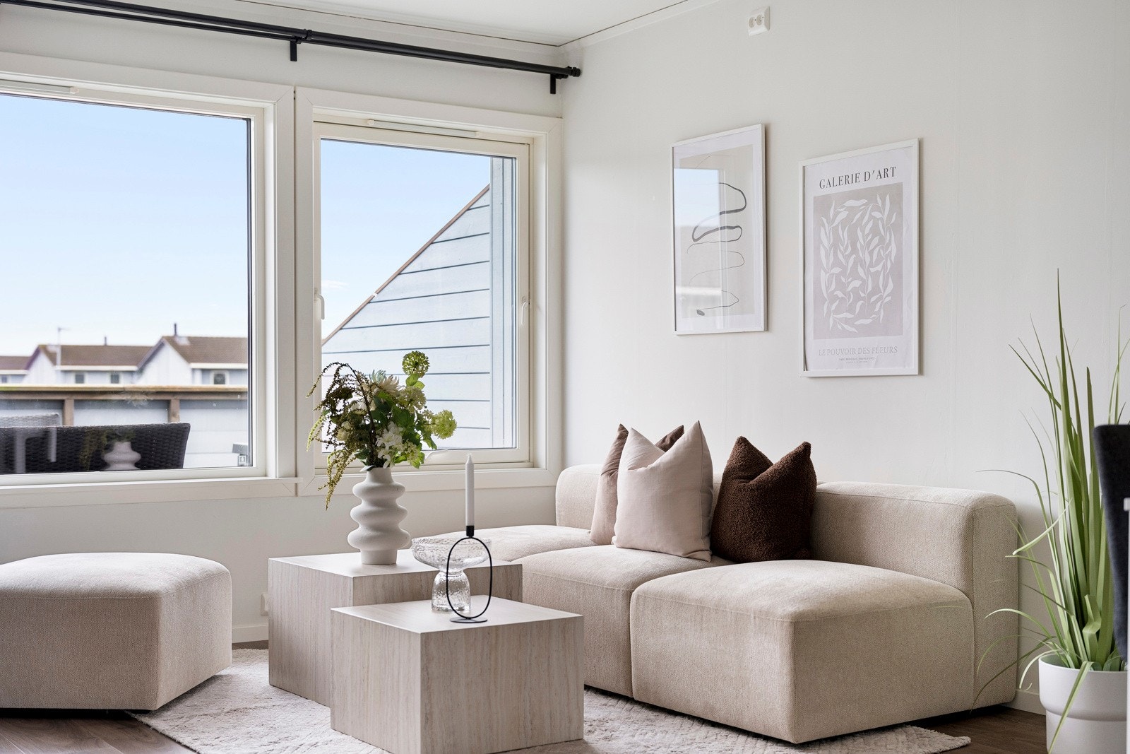 Stuen opppleves som luftig og innbydende, med store vinduer som slipper inn rikelig med lys. Galleribilde