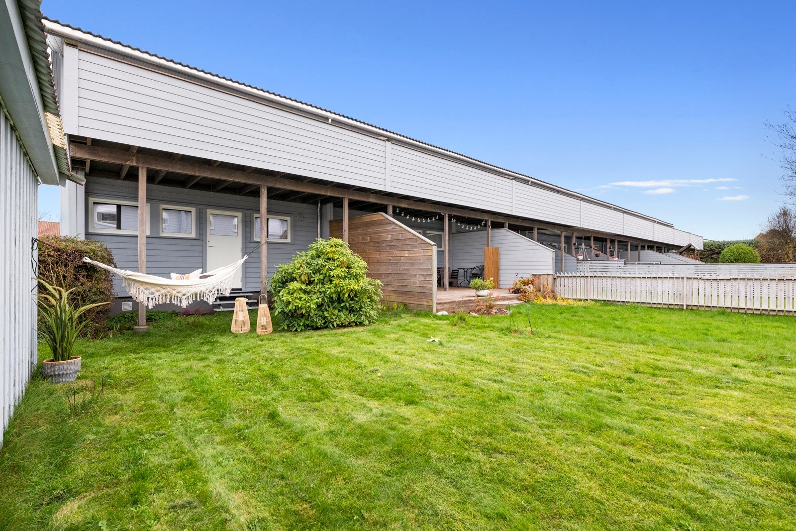 Boligen har utgang til en koselig hage. Galleribilde