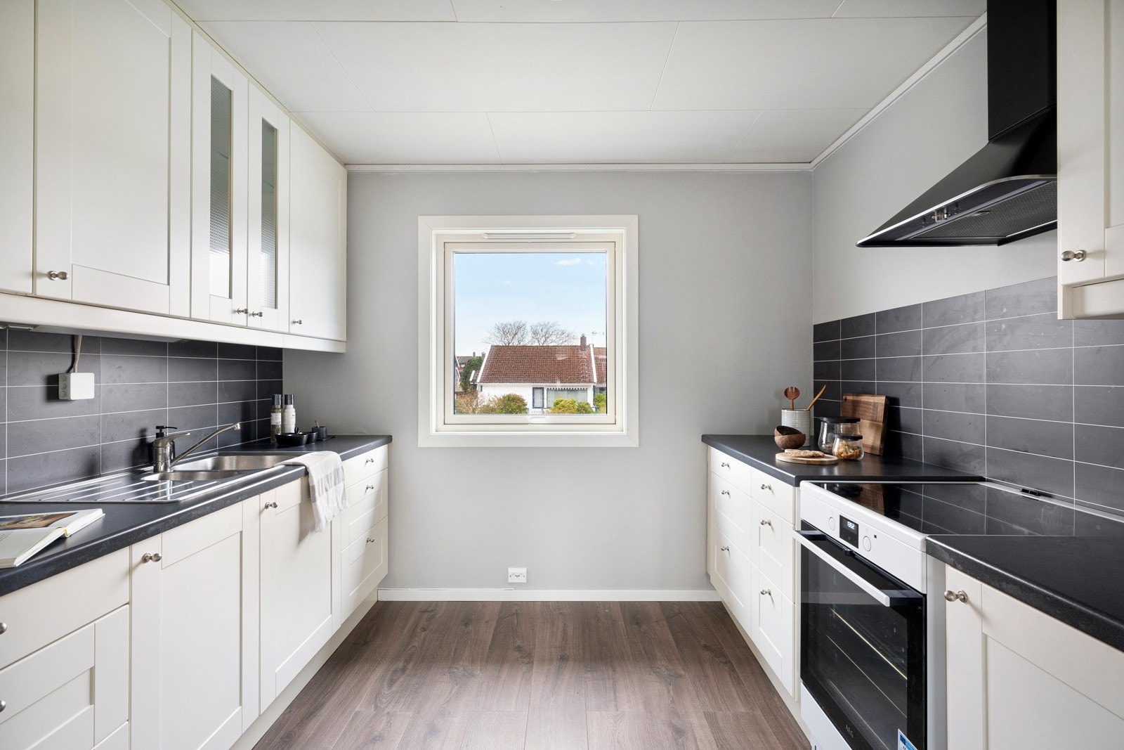 Kjøkkenet har et stilrent design, med gode benkeplater og oppbevaringsplass. Galleribilde