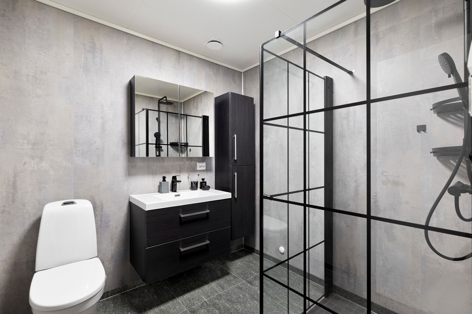 Badet i første etasje har en praktisk baderomsinnredning med god oppbevaringsplass. Galleribilde