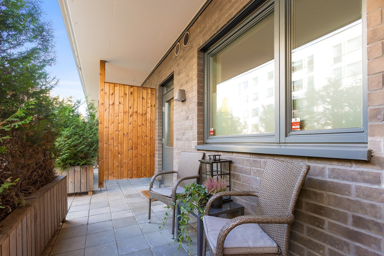 Nyere 3-roms leilighet med egen inngang og fin uteplass Galleribilde