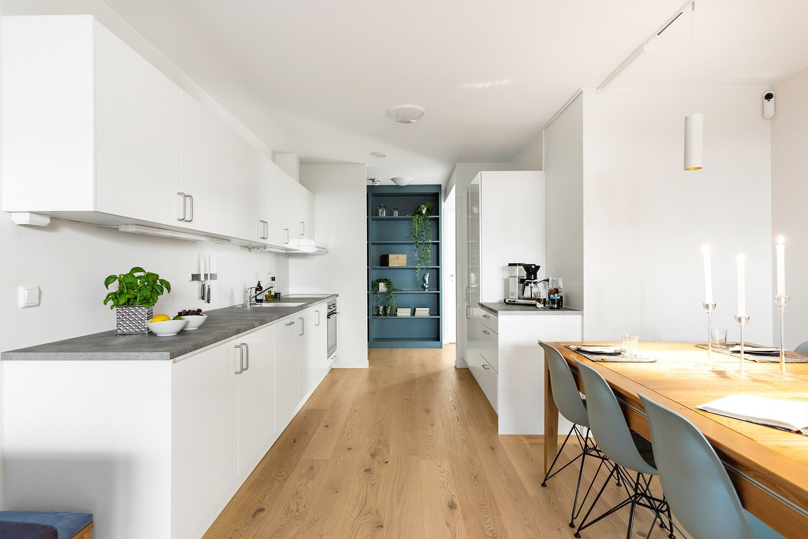 Moderne kjøkken fra 2020 med integrerte hvitevarer Galleribilde