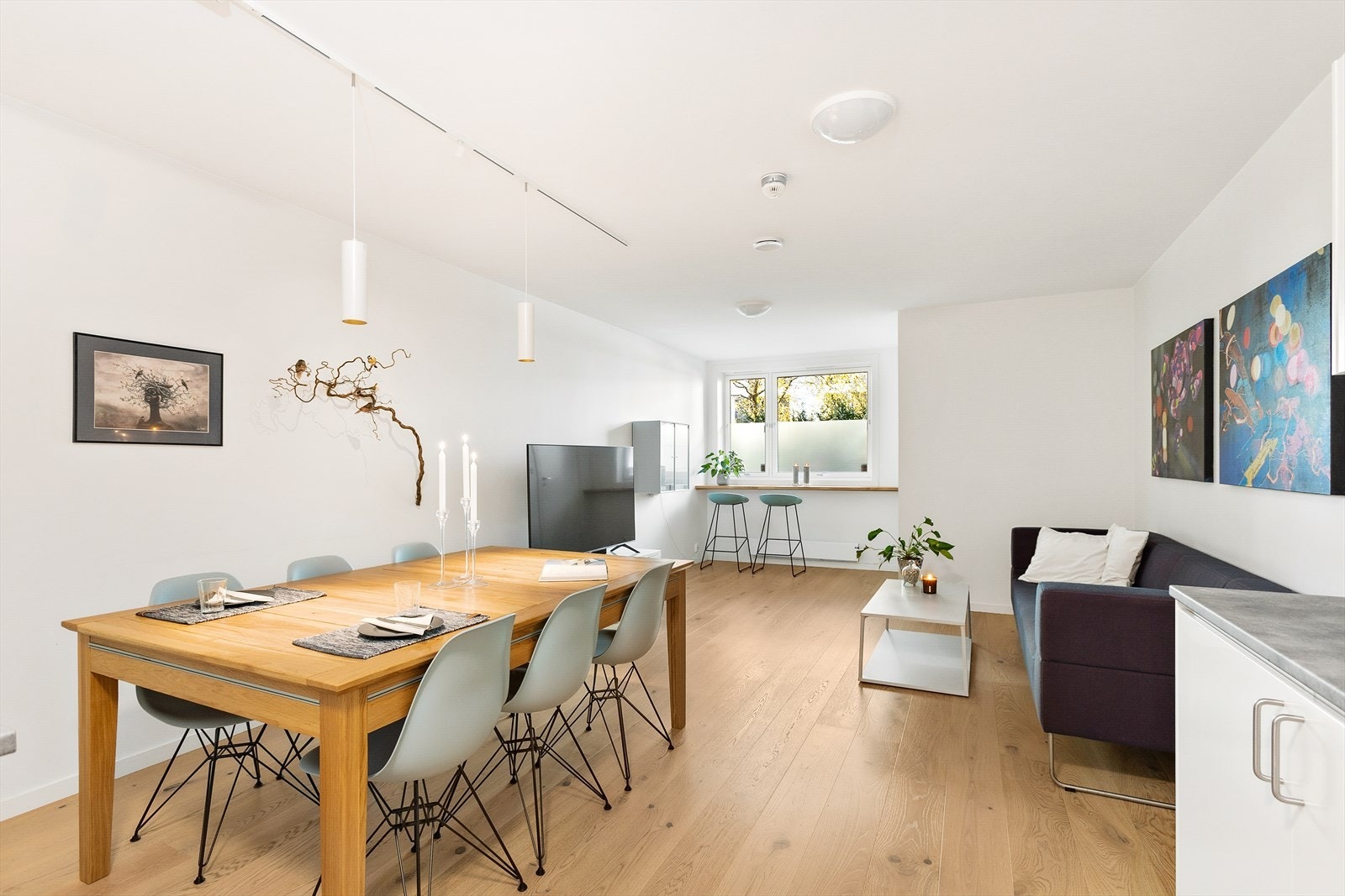 Lys og fin stue med pene overflater og gode møbleringsmuligheter Galleribilde