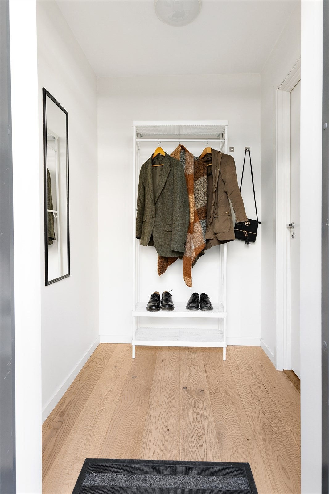 Entré med parkettgulv og lysmalte veggflater Galleribilde