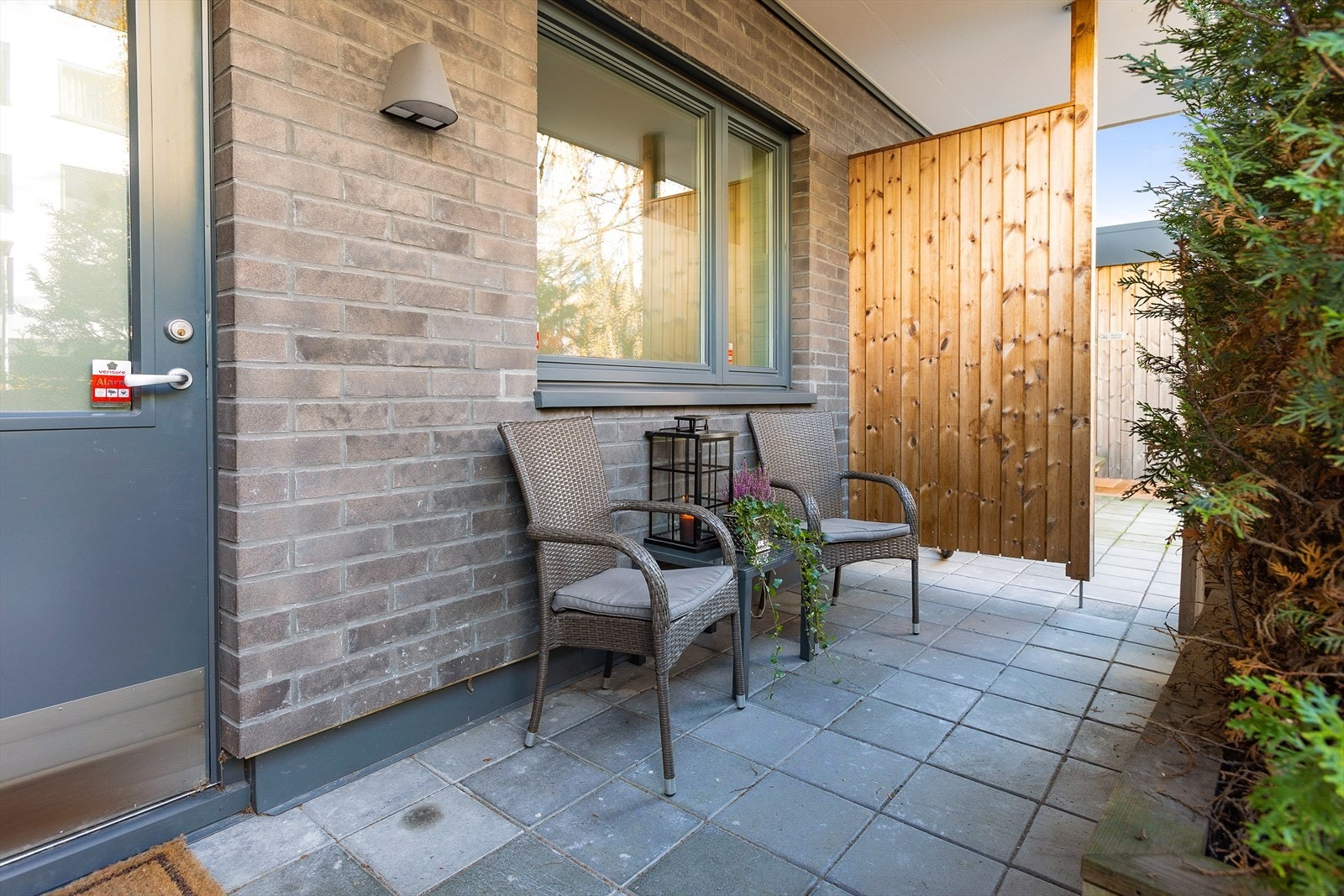 Ved inngangspartiet er det en hyggelig uteplass på ca. syv kvm. med belegningsstein Galleribilde