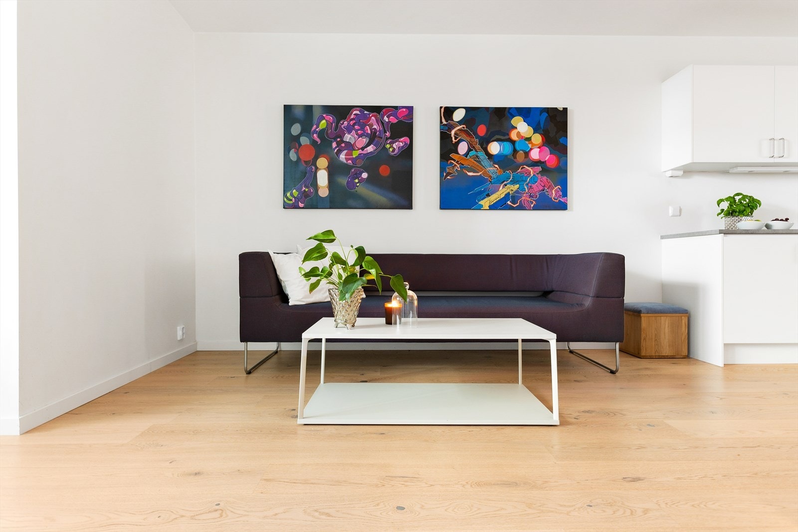 1-stavs parkett og lysmalte veggflater Galleribilde