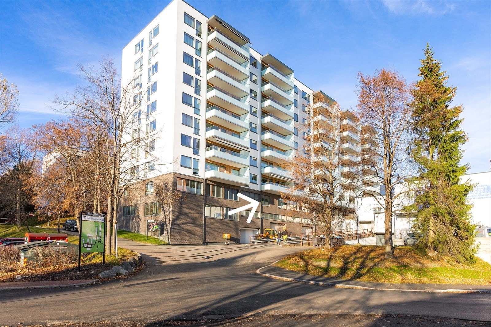 Leiligheten har egen inngang fra bakkeplan på byggets fremside, mens soverommene ligger høyt over bakkeplan på byggets bakside Galleribilde