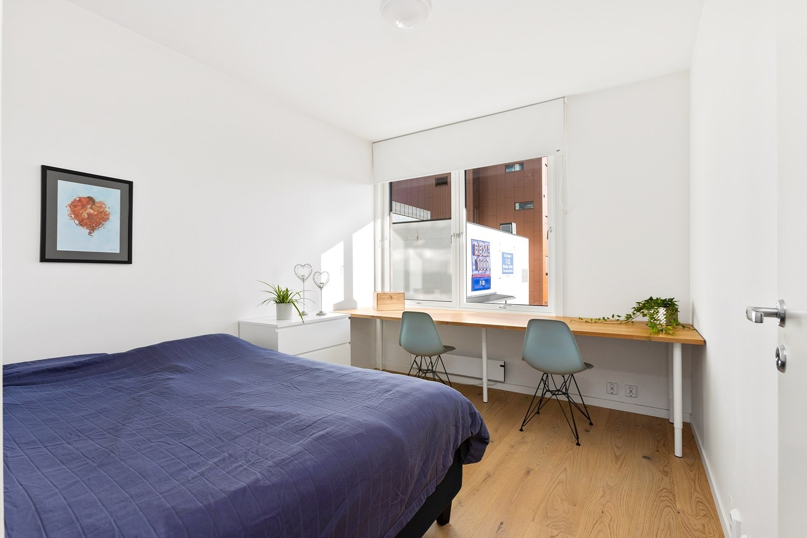 Begge soverommene ligger høyt over bakkeplan med store vindusflater, gode lysforhold og fin romfølelse Galleribilde