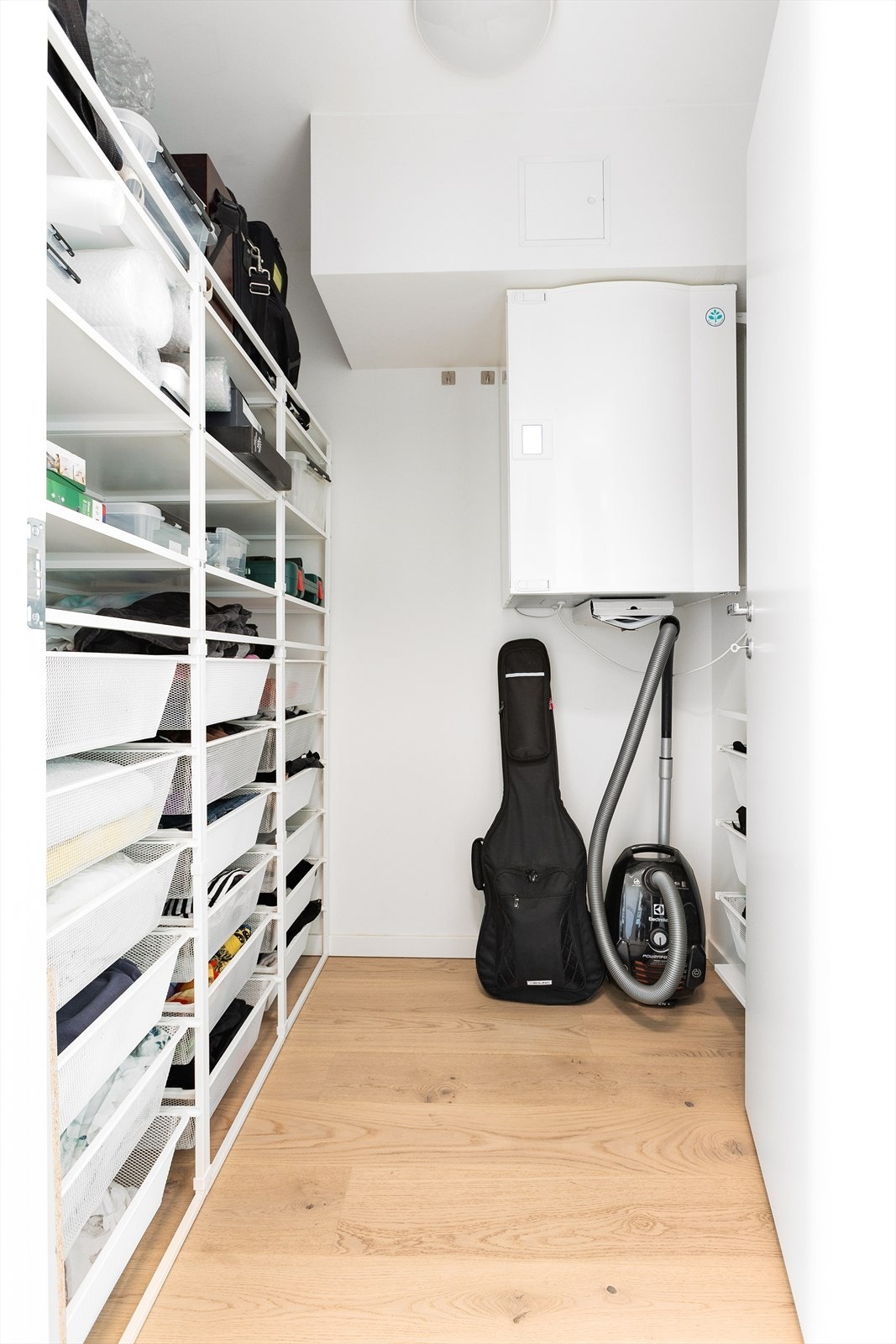 Praktisk bod med gode oppbevaringsmuligheter. Det medfølger i tillegg en kjellerbod på ca. fem kvm. Galleribilde