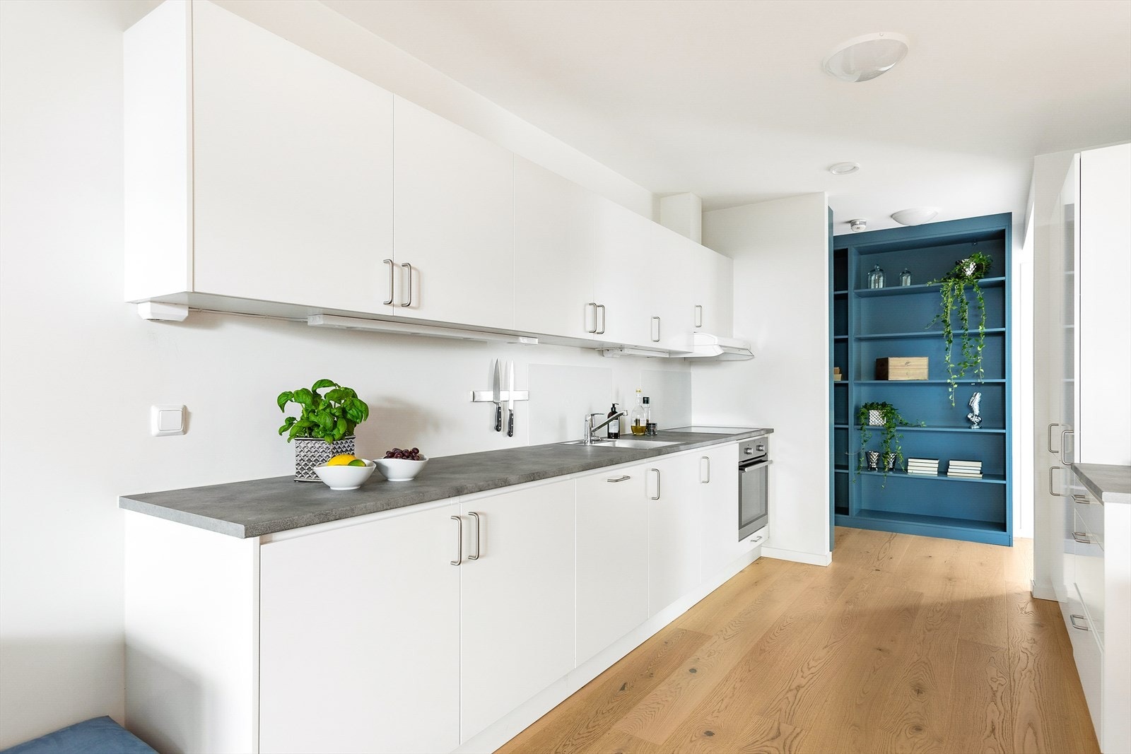 Kjøkkenet er praktisk utformet med store arbeidsflater og meget gode oppbevaringsmuligheter Galleribilde