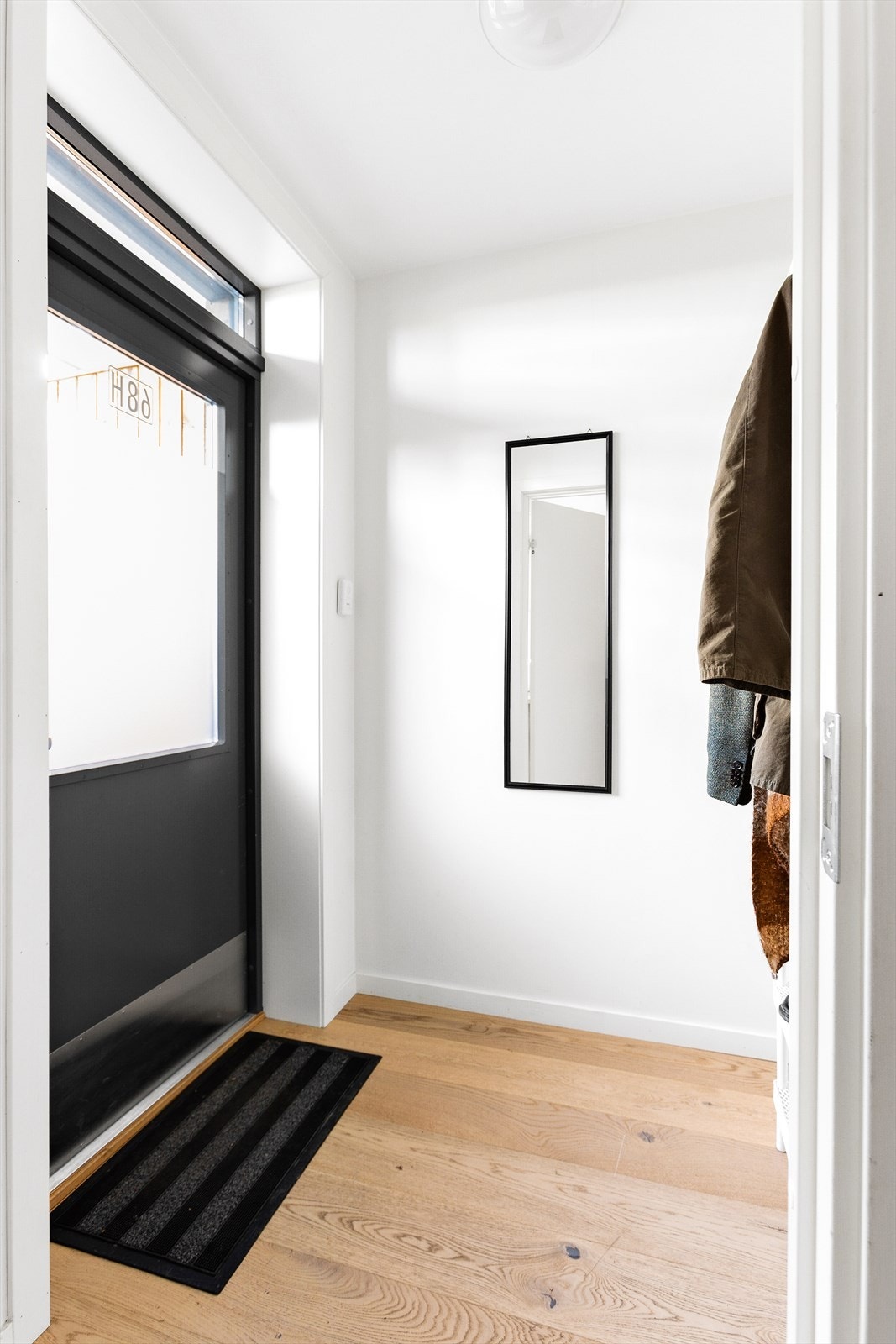 Leiligheten har en fin beliggenhet i byggets 1. etasje med egen inngang fra bakkeplan Galleribilde