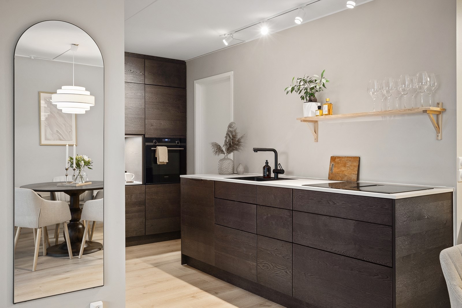 Lekkert kjøkken fra Kvik i typen "Dark Oak". Kjøkkenet består av skap og skuffer utstyrt med touch-system for enkel åpning og lukking. Kjøkkenet har en underlimt sort, matt vask fra Franke med ettgreps armatur Galleribilde
