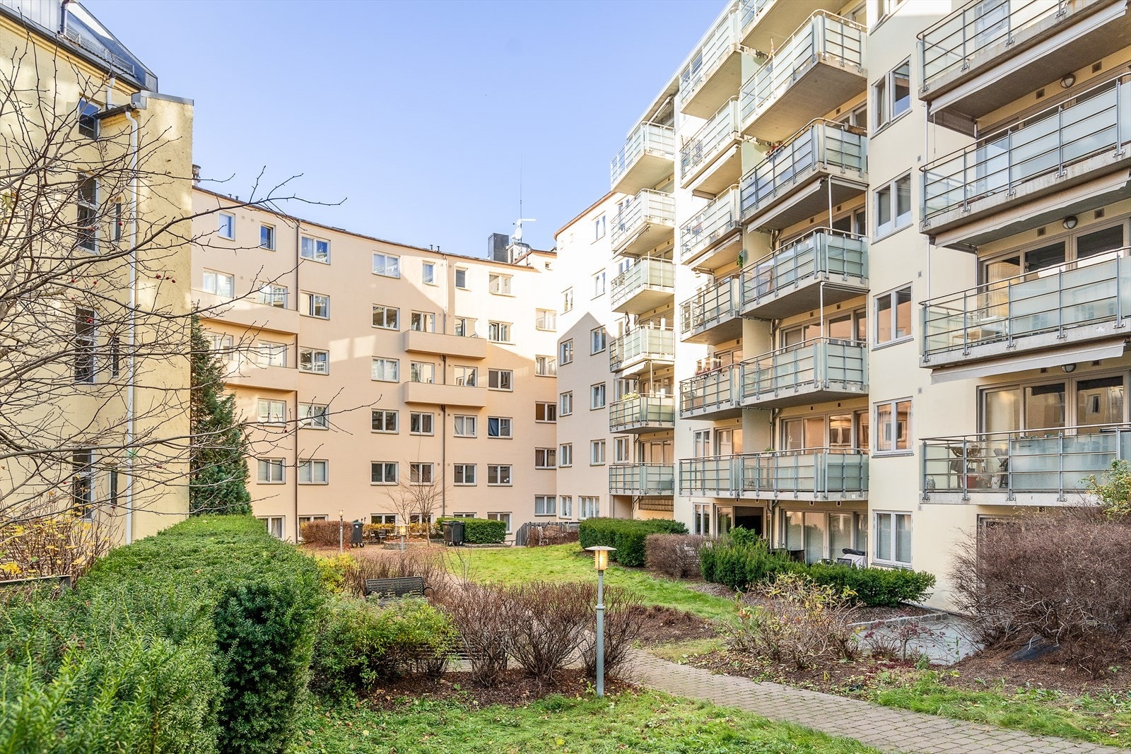 Eiendommen vender ut mot en hyggelig tilbaketrukket bakgård. Galleribilde