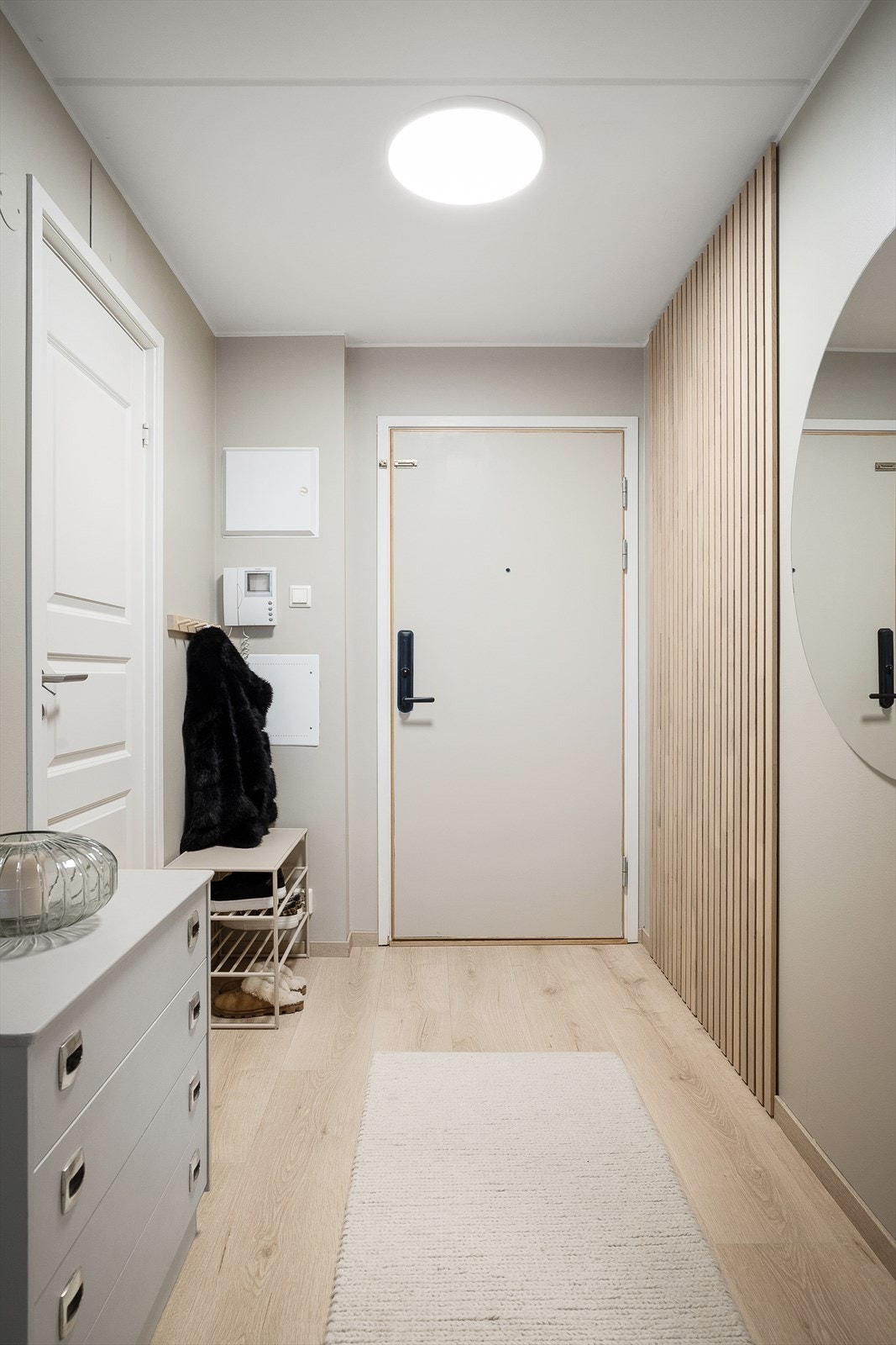 Lys og innbydende entré med god plass til oppbevaring. Døren er installert med Yale Doorman. Galleribilde