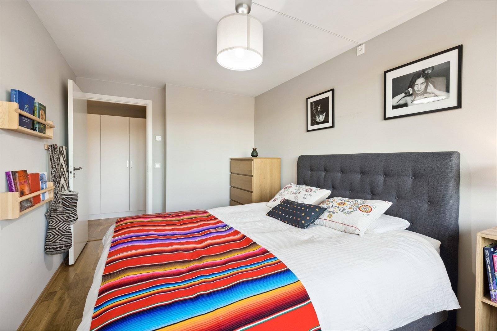 Rommet er romslig og fint med god plass til både ekstra skap og kommoder Galleribilde