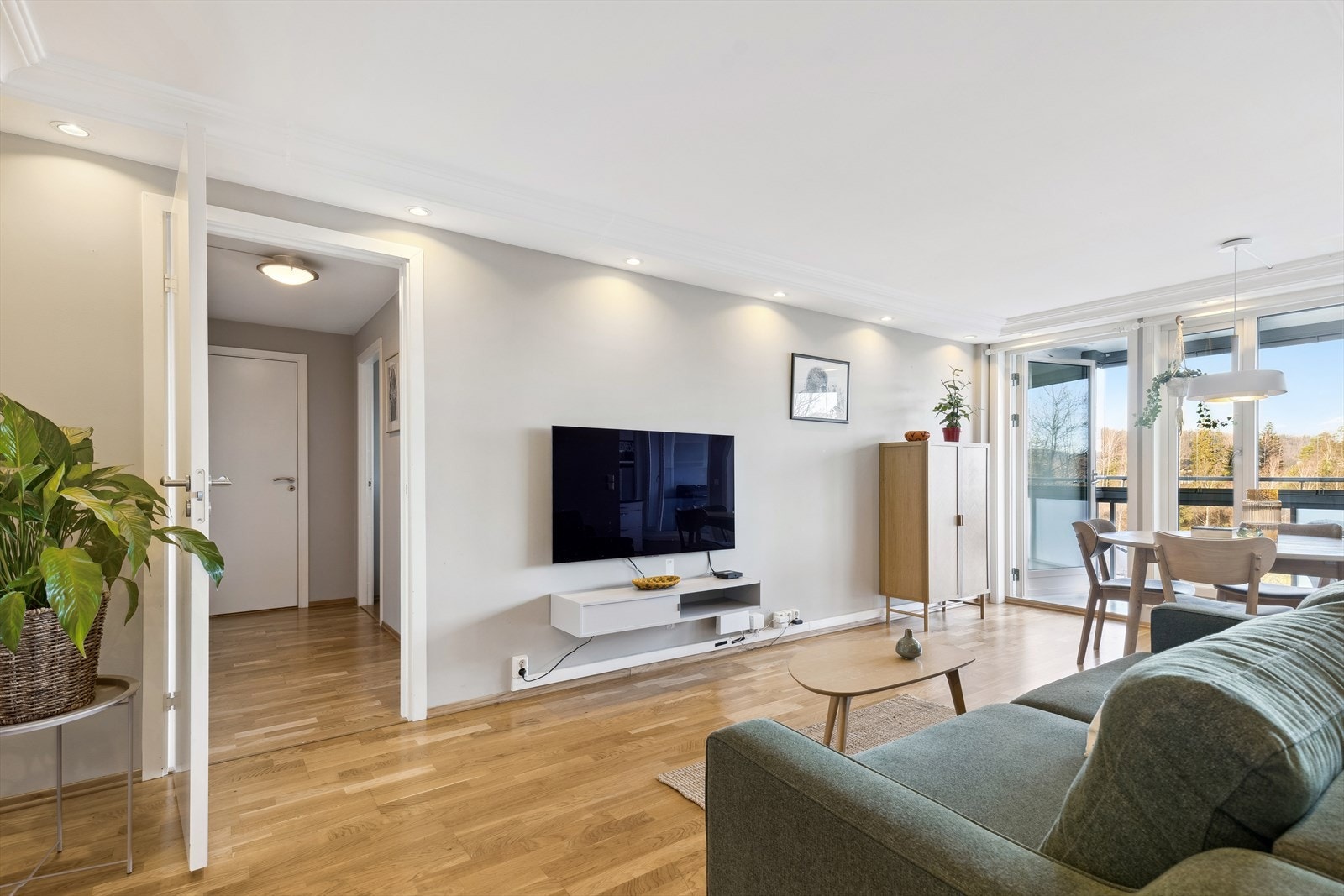 Stue ut mot gang med garderobe, det er vannbåren gulvvarme i alle rom Galleribilde