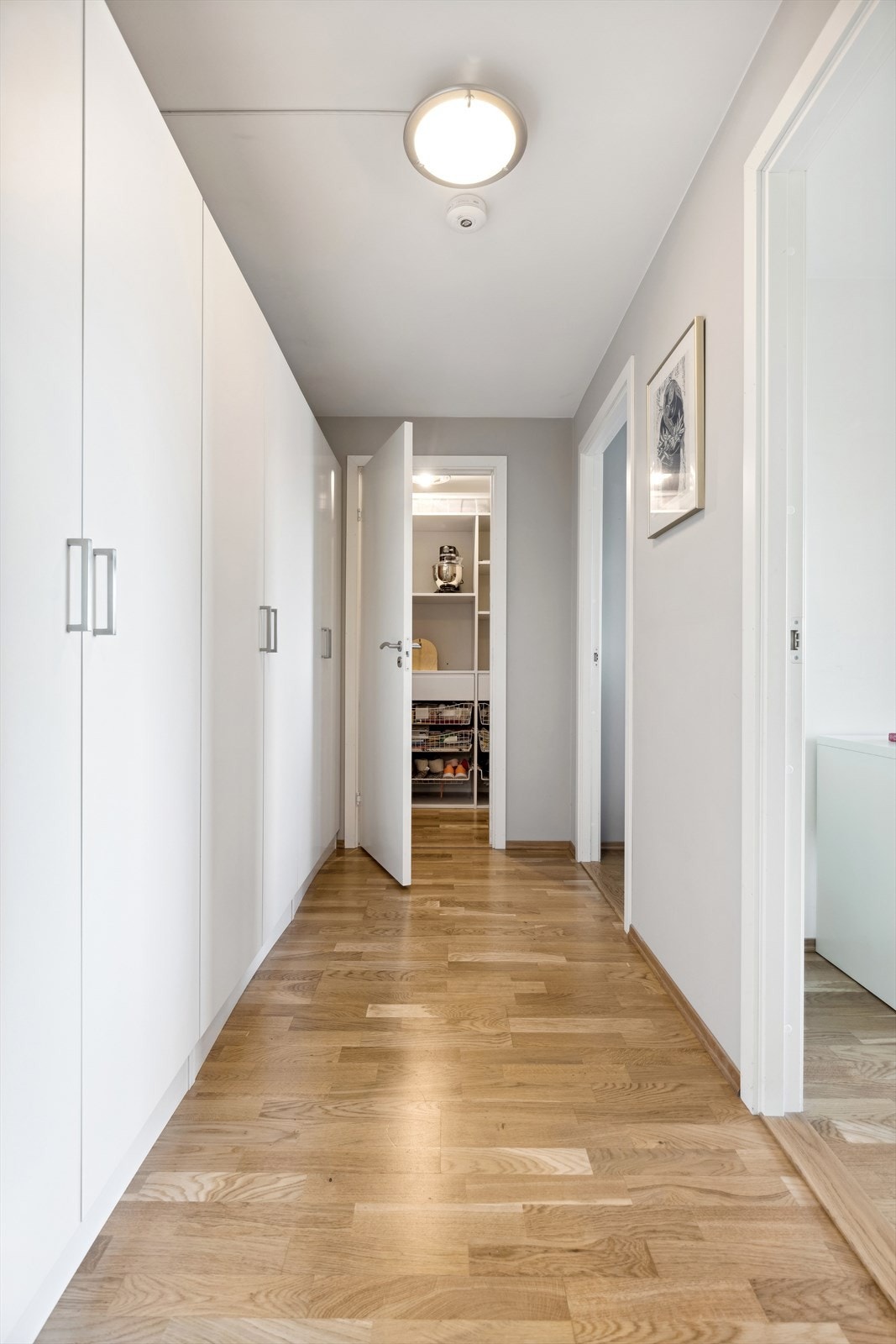 Funksjonell og praktisk gang med stor garderobe til hele familien Galleribilde