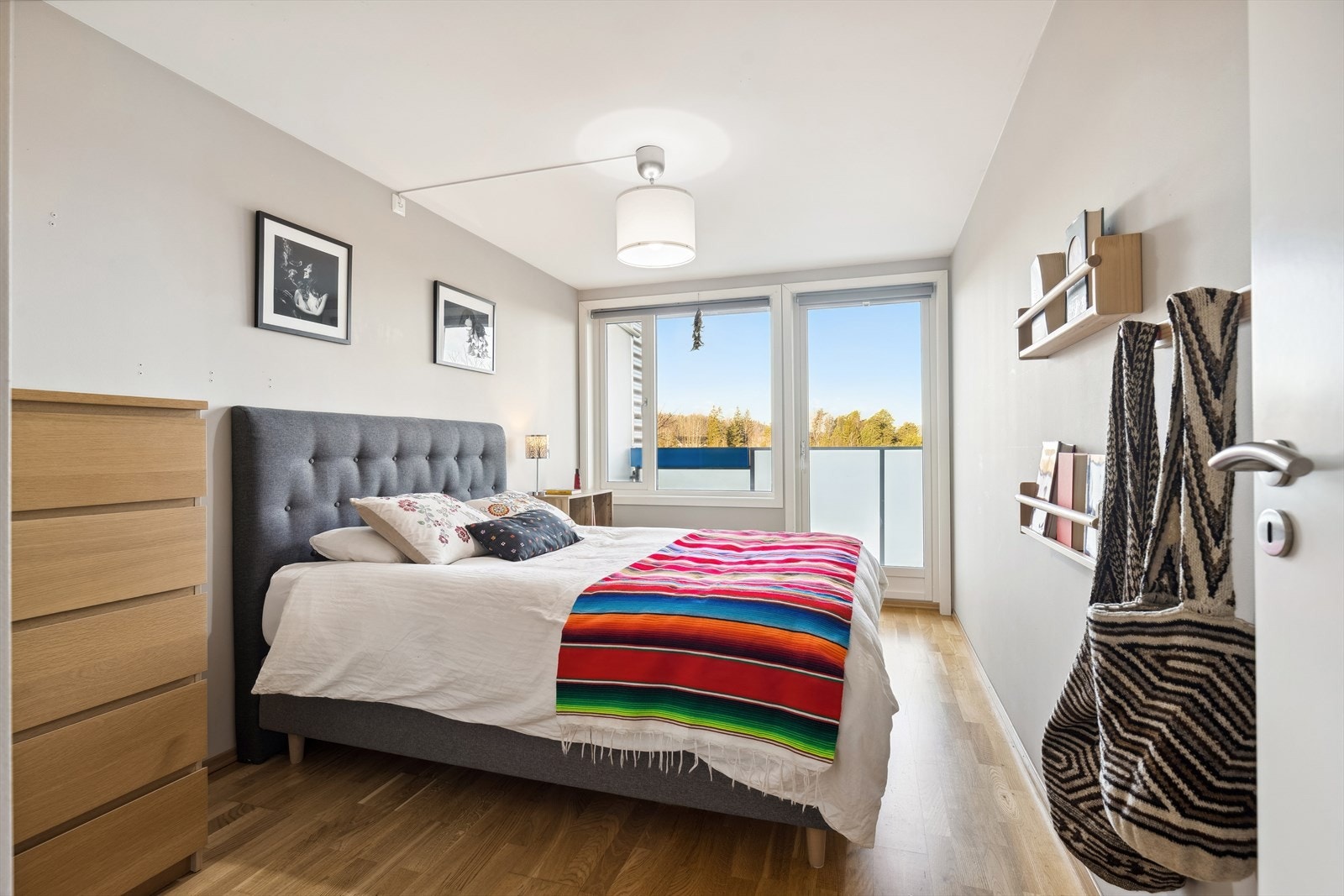 Romslig hovedsoverom med plass til hjemmekontor Galleribilde