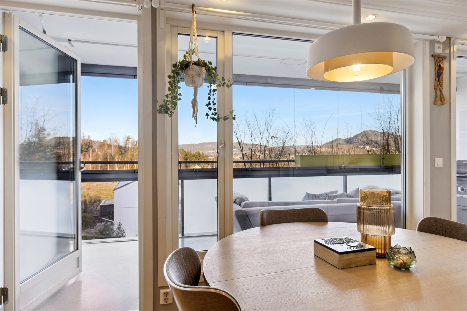 Nydelig utsikt fra spisestuen og fra balkongen Galleribilde