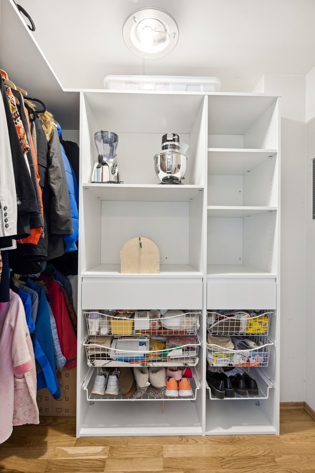 I enden av gangen er det også en stor og praktisk bod med plassbygget innredning Galleribilde