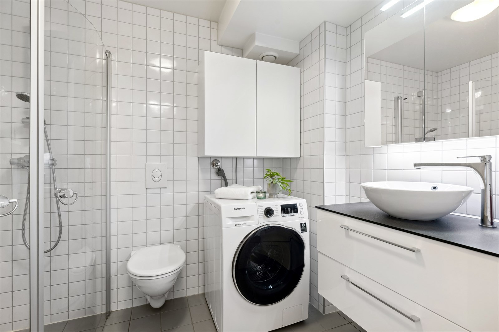 Delikat, flislagt bad som er bygget i regi av borettslaget Galleribilde