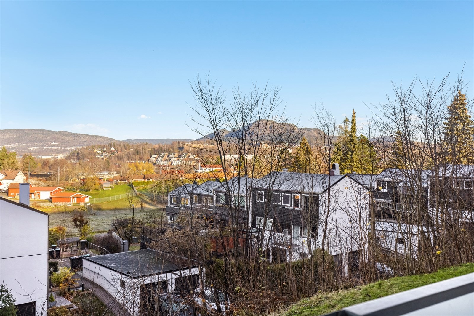 Utsikt over nærområdet og mot Kolsåstoppen Galleribilde