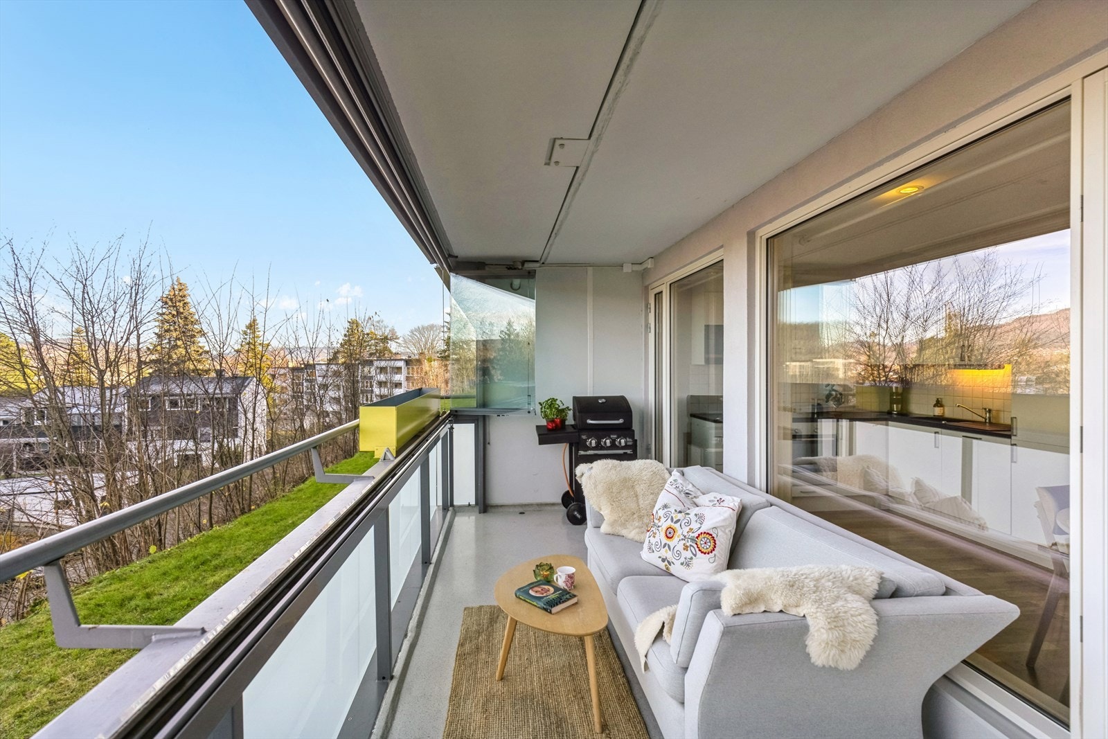 Flott balkong på 12 kvm med elektrisk solskjerming Galleribilde