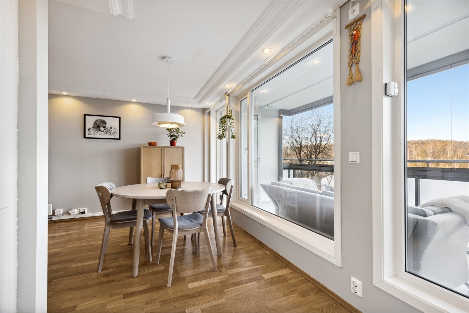 Koselig spiseplass med god plass til å samle familie og venner Galleribilde