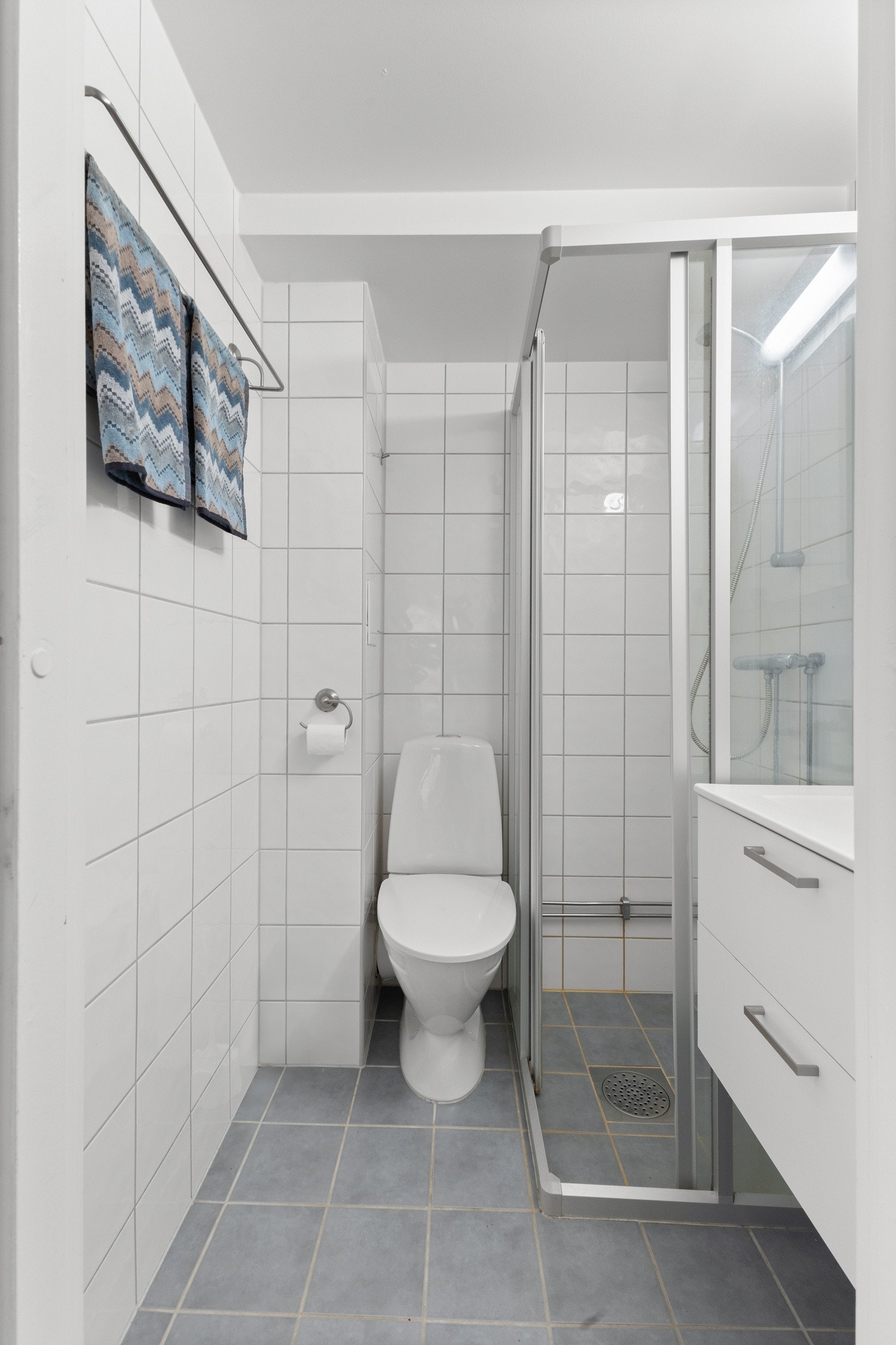 Innredningen består av toalett, dusjplass med vegger og helt ny servant og nytt blandebatteri. Det er mekanisk opptrekksventilasjon. Galleribilde