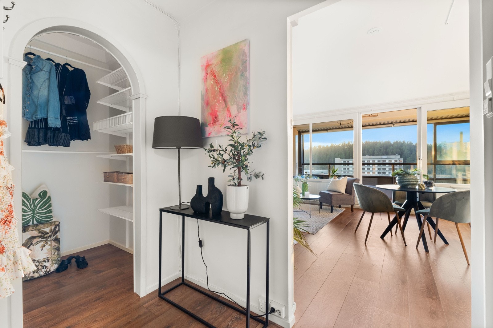 Her kommer man til en hyggelig entré med utsyn til stuen og utover de grønne områdene utenfor, dette gir et godt førsteinntrykk. Galleribilde