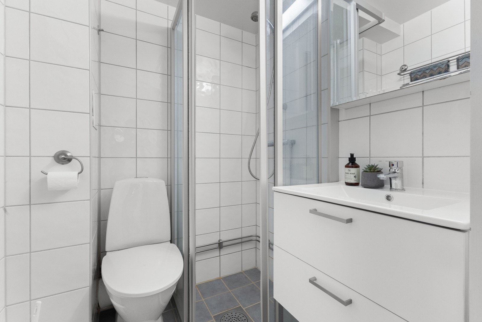 Pent flislagt baderom med varmekabler, badet ble oppgradert i regi av borettslaget i 2010. Galleribilde