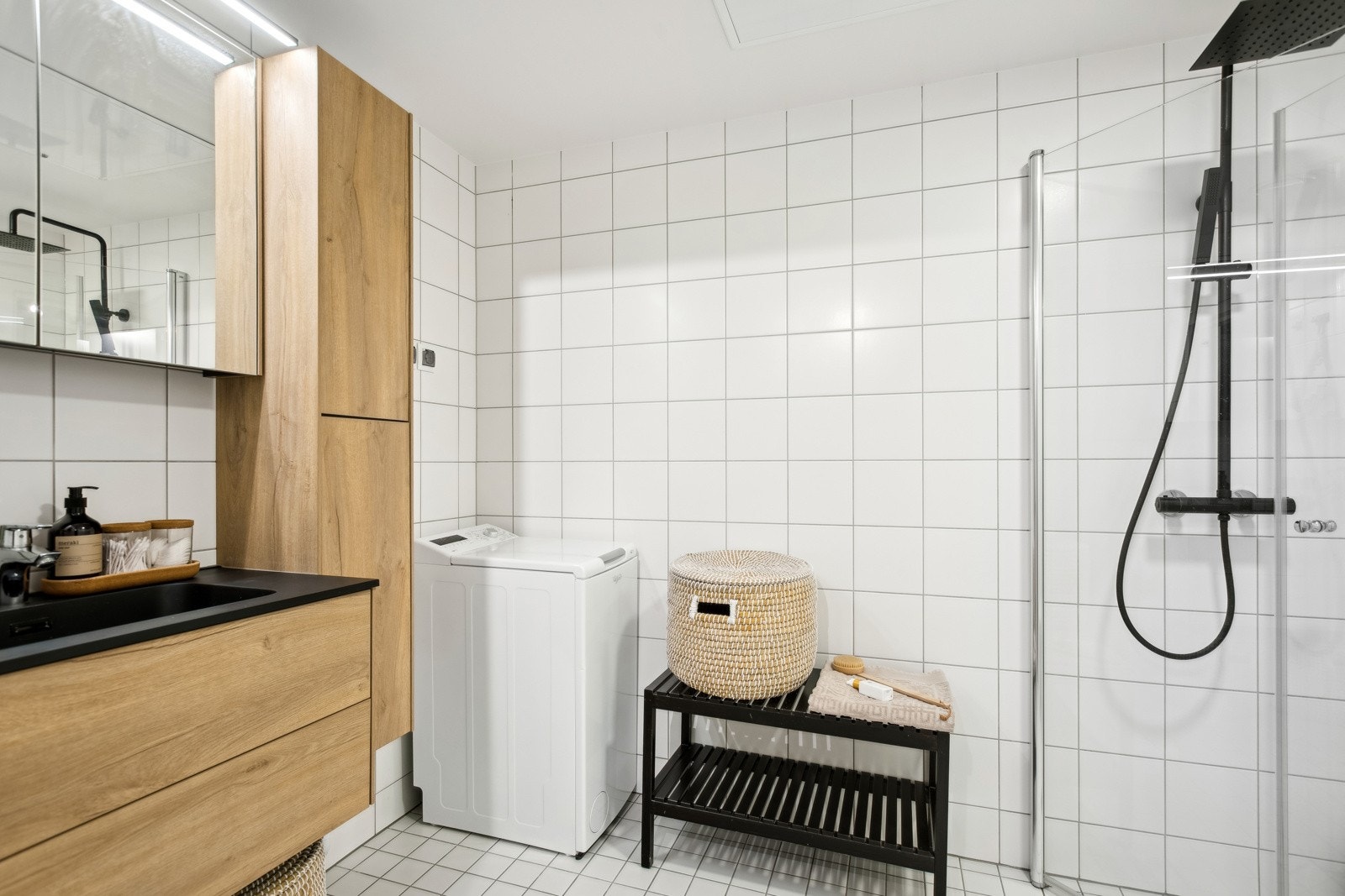 Vegghengt servantinnredning med skuffer, og speilskap. Galleribilde