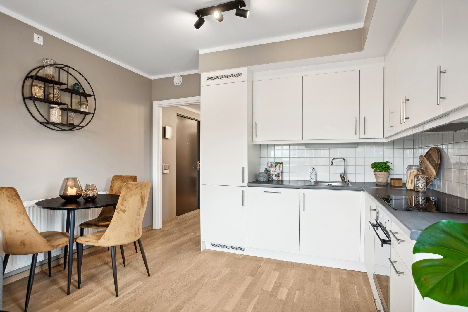 Her får du en god planløsning med en åpen løsning mellom stue og kjøkken. Galleribilde