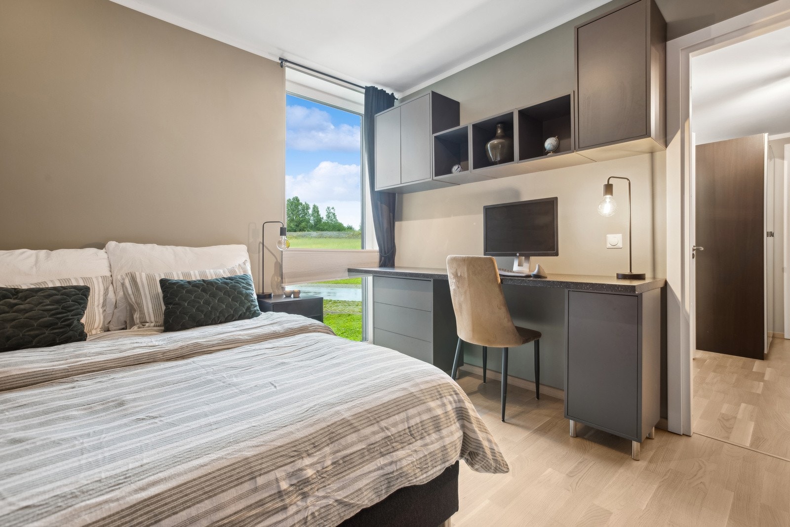 Leiligheten har et soverom med god plass til ønsket møblement. Galleribilde