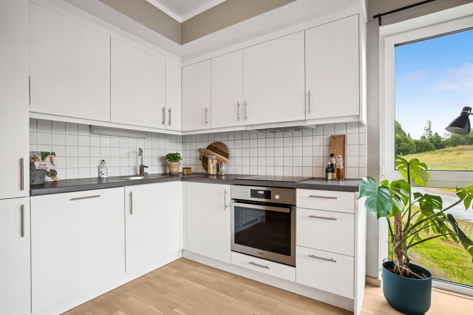 Kjøkkenet har glatte fronter og benkeplater av laminatt Galleribilde