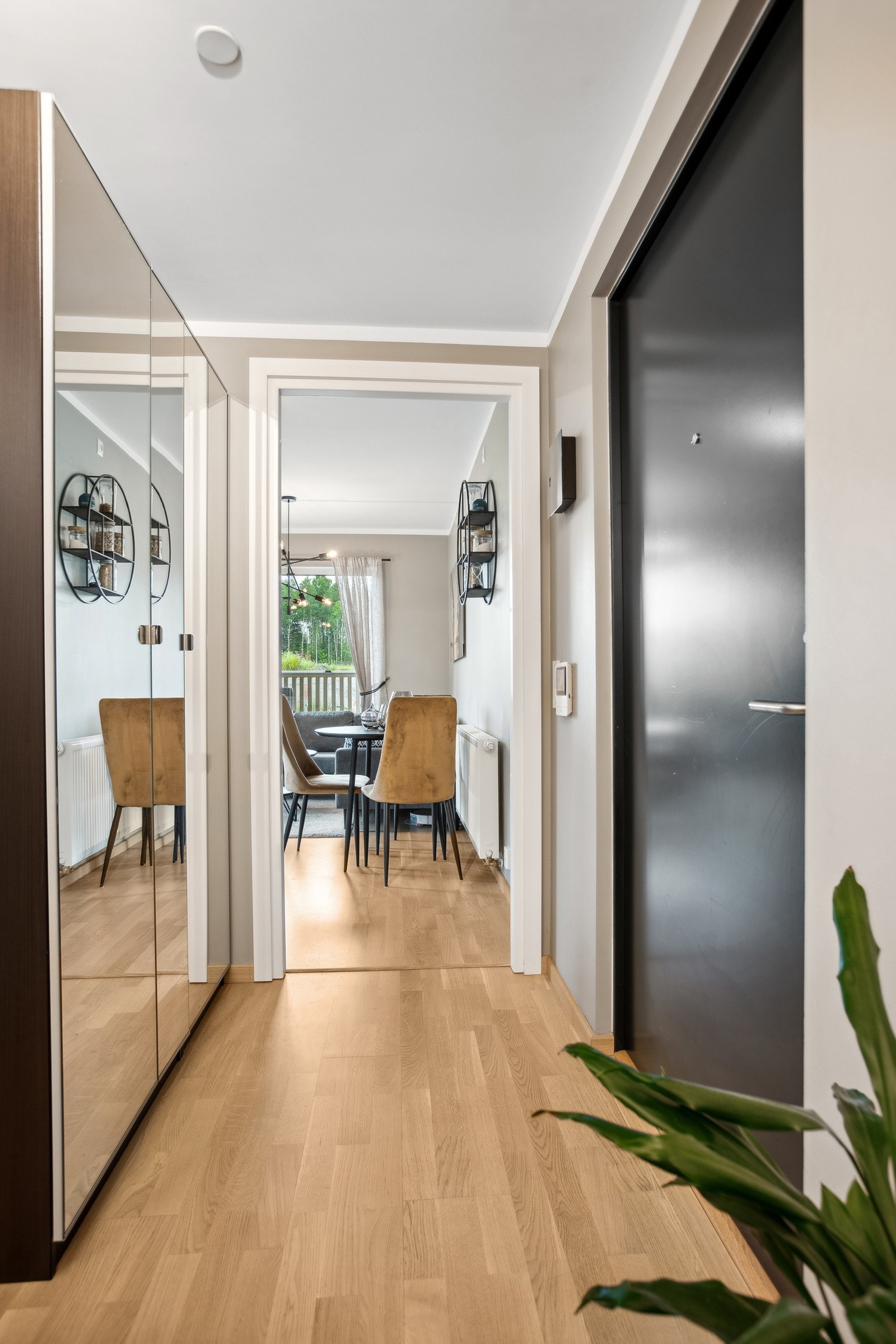 Boligen har en innbydende og romslig entrè med gode oppbevaringsmuligheter. Galleribilde