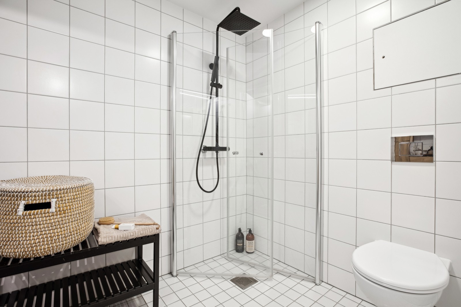 Badet er utstyrt med downlights, som gir en luksuriøs look. Galleribilde