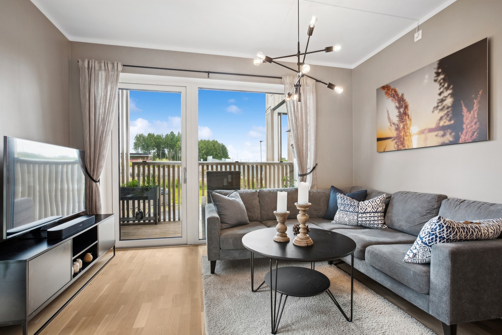 Store vindusflater gir tilgang på masse naturlig lys. Galleribilde